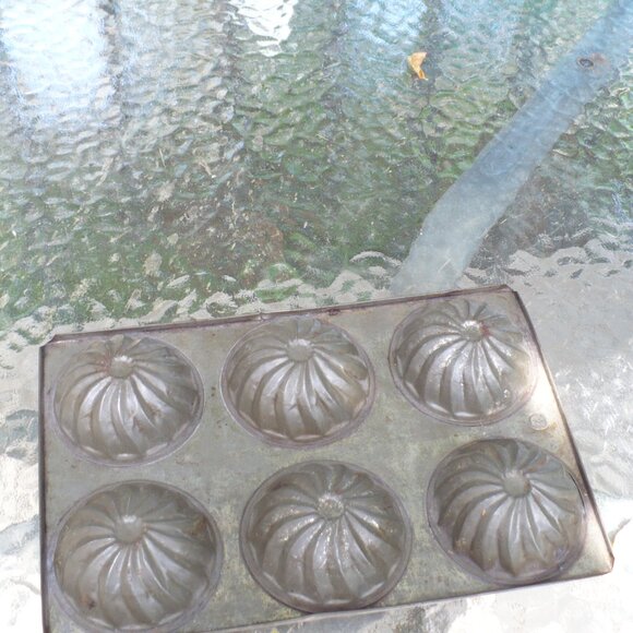 Muffin tin - vintage - Picture 2 of 2